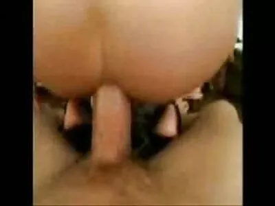 Elle a amené une jolie brune de nues matures la plage et a marché sur la bite après un baiser