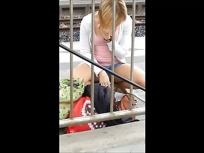 Un ami après le porno sur l'herbe a jeté du sperme dans la femmes mures nus chatte d'une femme nue.