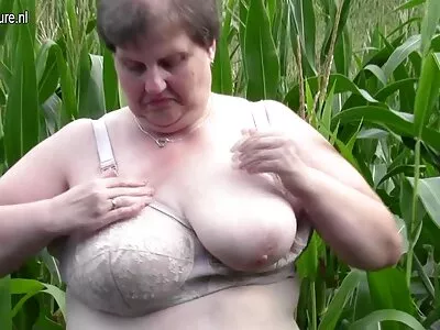 Lola Taylor et Alina Henessi ont été photos femmes nues mures invitées à s'embrasser dans un bordel.