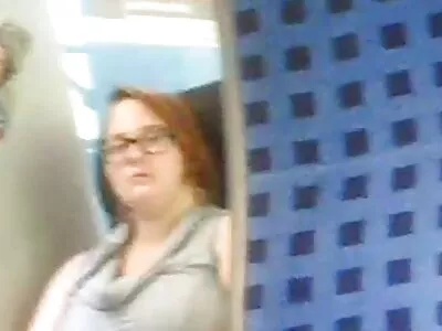 Une brune sexy embrasse la photos de femme mure nue bite d'un homme et commence à se masturber