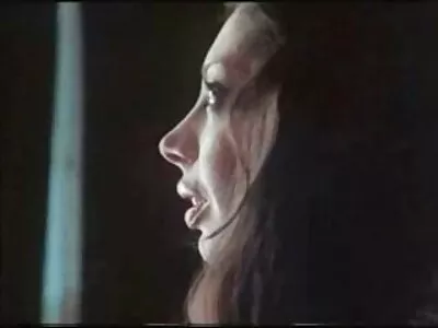 Une femme au foyer aux gros seins reçoit des invités en s'embrassant avec un photos femmes mûres gros membre et baise