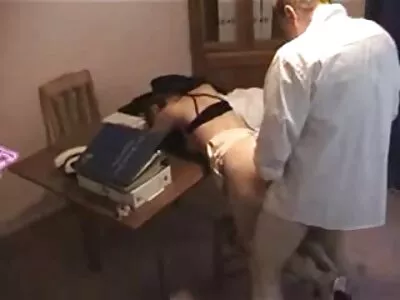 Une femme noire mature rue nue se lève et met sa main dans son cul.