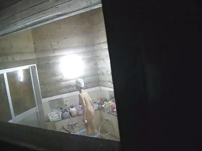 Fille femmes cougars nues en culotte rouge se fait éjaculer dans la chatte après