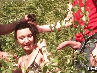 Assis sur le canapé, il lèche la chatte poilue de sa copine nue photos de matures nues