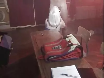 Une femme soignée a du bon sexe femme nue 50 ans avec un artiste de flirt