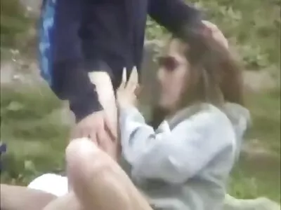 Grosse bite comme matures nue la main dans la bouche d'une jeune salope aux yeux bleus