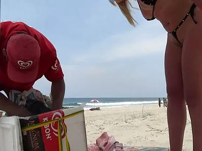 Des salopes aux cheveux noirs baisent photos femmes matures gratuites leur chatte et leur anus dans différentes positions