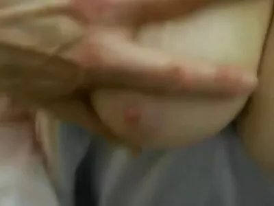 Salope russe photos cougar nue au lit vérifiant son cul et éjaculant dans sa bouche