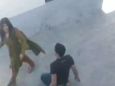 Secrétaire rousse avec des tresses et des lunettes blonde mature nue fait fumer debout