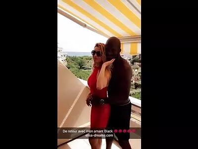 Une blonde sexy en position de genou et de coude éjacule avec femmes agees nues une machine à baiser