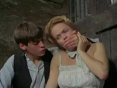 Masturbation érotique en solo femmes mures nues et petite fille modèle noir