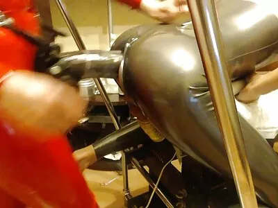 Génisse lave la voiture embrasse et baise avec matures nue le chauffeur dans la cabine de la voiture