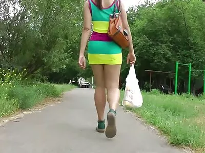 Il m'a embrassé femme nue 50 ans sur le canapé et s'est tenu sur le canapé.