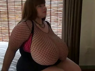 Une femme se fait baiser dans un préservatif avec un photos nue mature partenaire de longue date.