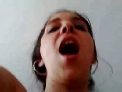 La fille invite le gars qui l'espionne photos femme mure sexy à l'embrasser.