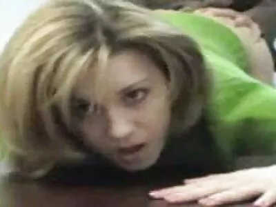 Elsa femmes cougars nues a espionné un mec et est allée sucer une bite dans son âme