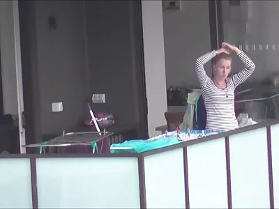 Une brune brunes matures nues russe de la ville est venue au village avec une énorme valise