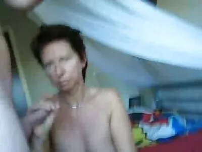 Brune aux gros photos mamies nues seins fait fumer et remplace la chatte