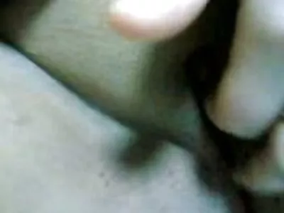 Une femmes agees nue jolie fille dans un taxi se fait cunnilingus puis une bonne baise avec des bisous.