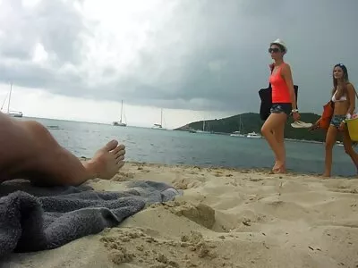 Elle embrasse une star du porno dans le grand homme avec qui elle baise. femmes matures nues photos