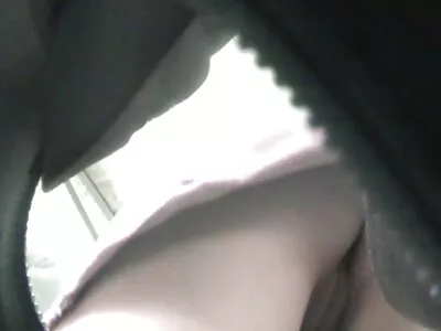 Embrasse avec une fille et verse une énorme vicieuses nues poitrine brillante et pleine