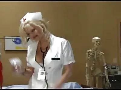 Les filles ont des relations sexuelles lesbiennes et se femmes rondes matures nues donnent des orgasmes.