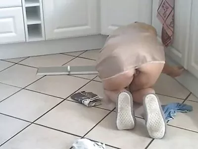 Lesbiennes mature nues ivres au bureau jouissent d'orgasmes