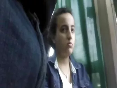 Des ennuis dans une belle lingerie lui montrent le cul et son femme mature ronde nue petit ami lui crie dessus