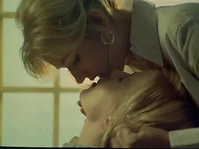 Riley Reed embrasse le cancer et le baise doucement dans la chatte et femmes matures habillees et nues la bouche de la bite