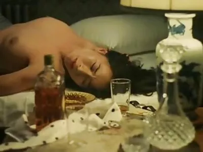 Une femme russe baise et mature 60 ans nue fait lécher ses doigts à une esclave