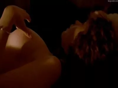 Un homme aux cheveux matures nues et habillées blancs effectue un beau cunnilingus et devient encore plus gris