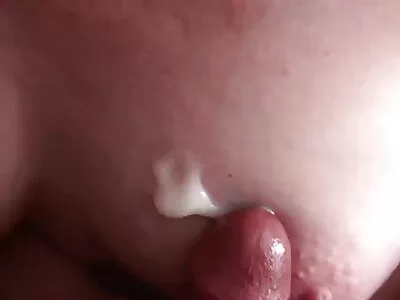 Une brune sexy en bottes éjacule un photos femmes nues matures vibromasseur et lèche les lèvres