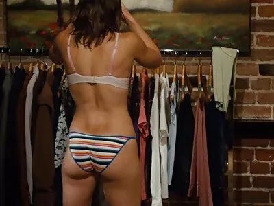 Une brune sexy se femme mature ronde nue fait éjaculer dans la chatte après un bon baiser