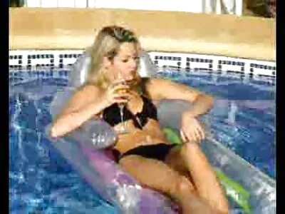 Brune élancée au corps parfait baise femmes agees nue sa chatte durement sur le canapé