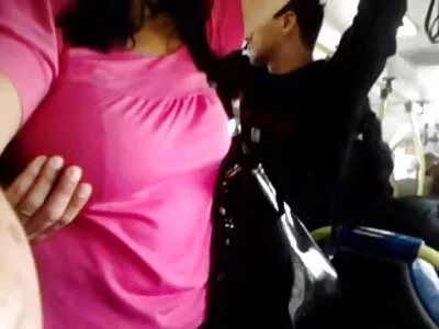 Les filles ont décidé qu'il n'y cougars matures nues avait pas beaucoup de sperme et ont invité un groupe de gars