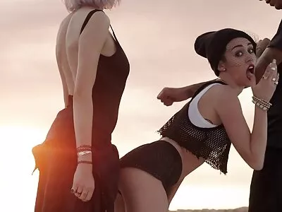 Grosse femme mature avec des tatouages et mature nue plage de gros seins doigte sa chatte