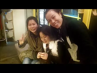 Trois jeunes salopes ayant des relations sexuelles avec mature et nue un mec à l'extérieur