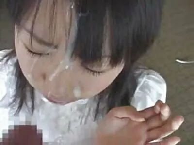 une ado maigre chevauche une femmes mûres photos bite avec un préservatif et gémit