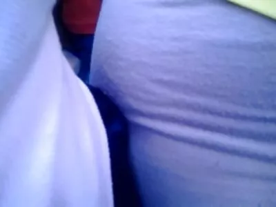 Une étudiante maigre et embrassante baise un enseignant membre matures nus