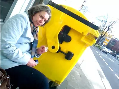 Un homme serre une femme avec un étau, et elle finit par fantasmer avec un énorme pénis vieilles cougars nues