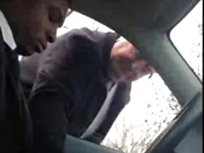 Après érotique, l'une des filles a eu de bonnes photos de femmes matures nues relations sexuelles avec un mec