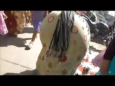 Une matures nues et habillees femme russe sur le Trône de Fer escorte une esclave nue