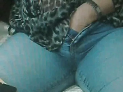 Les fétichistes transgenres s'attaquent les uns les photos de femmes nues matures autres avec des talons nus