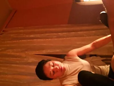 Baiser et baiser femme nu mature avec des baisers tout le chemin