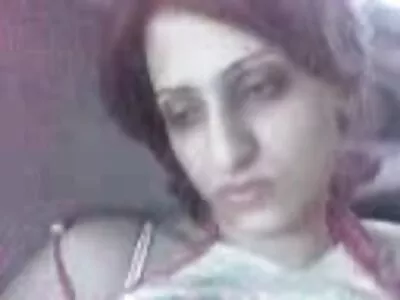 Baiser passionné de mamelon de photos femmes nues mures type baiser en atelier