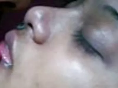 Sexe dans un magasin porno avec un gode et une femmes agees nues vendeuse