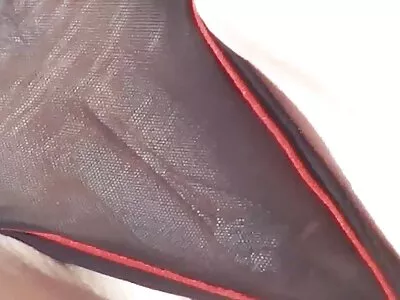 Une femme de chambre sexy va sucer la longue bite femmes mûres nues d'un homme et l'embrasser.