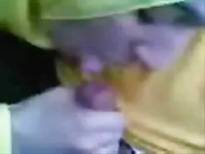 Fille endormie nue et mature se masturbe et éjacule sur son lit