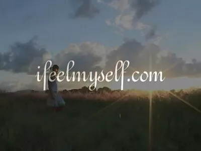 Un chauffeur de taxi saute sur la femme qu'il a embrassée sur le siège arrière photos femme mature nue de sa voiture.