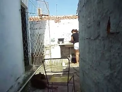 Fille aux oignons commence à sucer une bite dans la voiture et la donne au photos de femmes matures nues cul à la maison